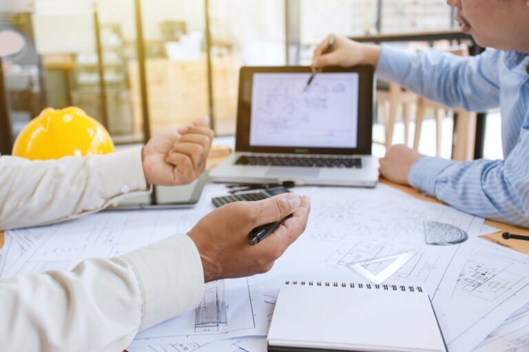 Engenheiros analisando projetos.