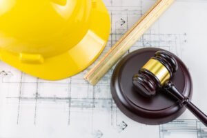 engenharia e direito, capacete próximo a um martelo.